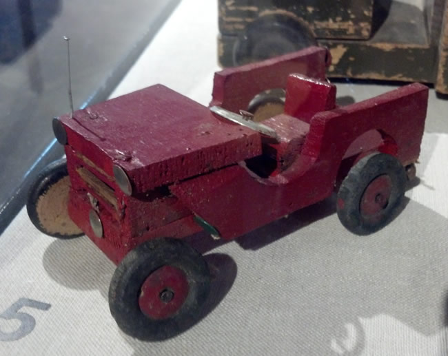 silent-glider-museum-toy3