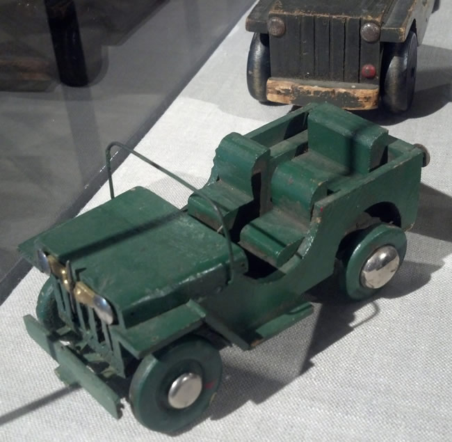 silent-glider-museum-toy4