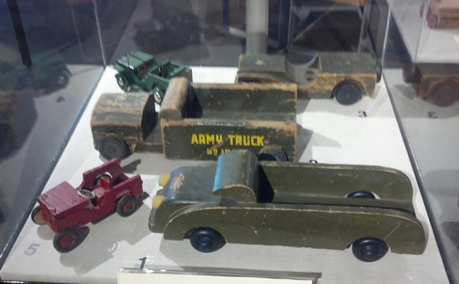 silent-glider-museum-toy5