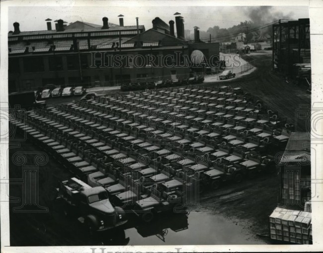 1942-07-10-parkinglot-toledo-jeeps1