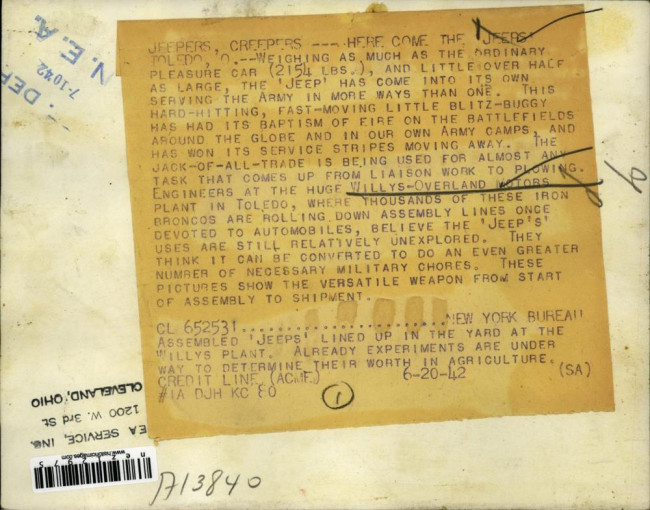 1942-07-10-parkinglot-toledo-jeeps2