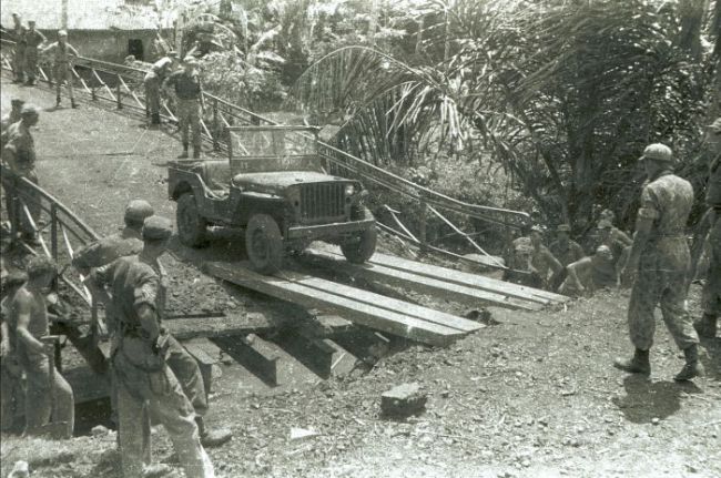 COLLECTIE_TROPENMUSEUM_Jeep_op_een_brug_waaraan_gewerkt_wordt_door_de_genie_tijdens_de_eerste_politionele_actie_TMnr_10029166