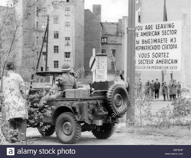 a-soldier-of-the-us-army-in-a-jeep-on-the-west-berlin-side-and-the-E8FEHP