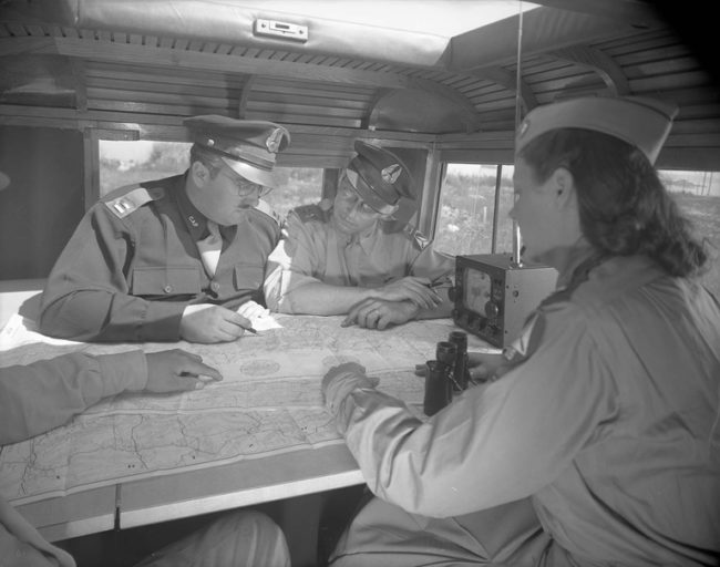 1943-07-command-car-jeep-concept-interior2