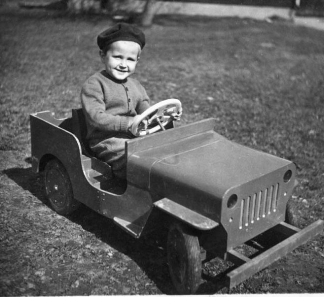 child-driving-pedal-jeep