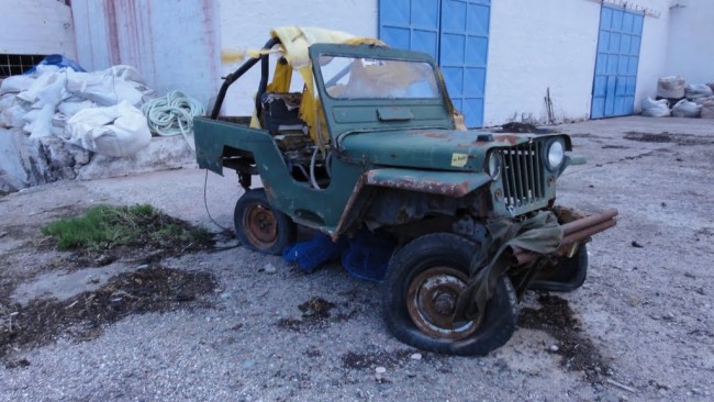 broken-jeep-at bahia-bustamante-argentina