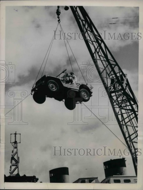 1948-10-28-canadian-jeep-being-loaded1