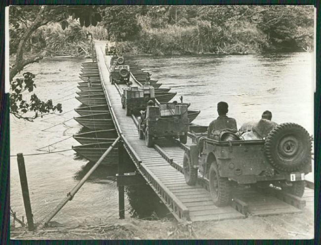 1943-troops-pontoon-bridge-newguinea1