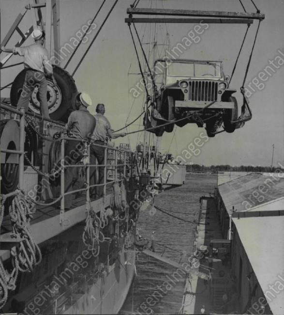 1957-10-09-navy-lifting-jeep1