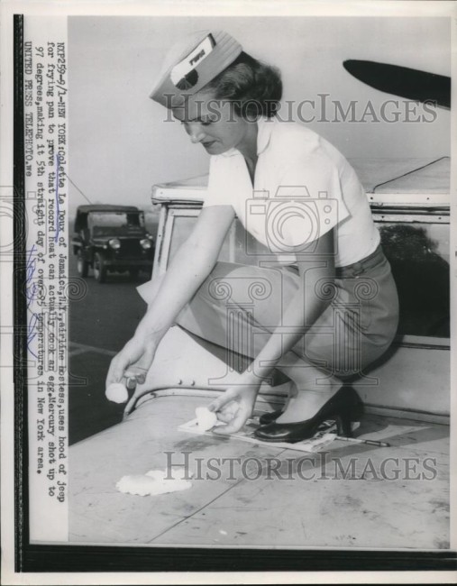 1953-09-10-airline-woman-cooks-egg1