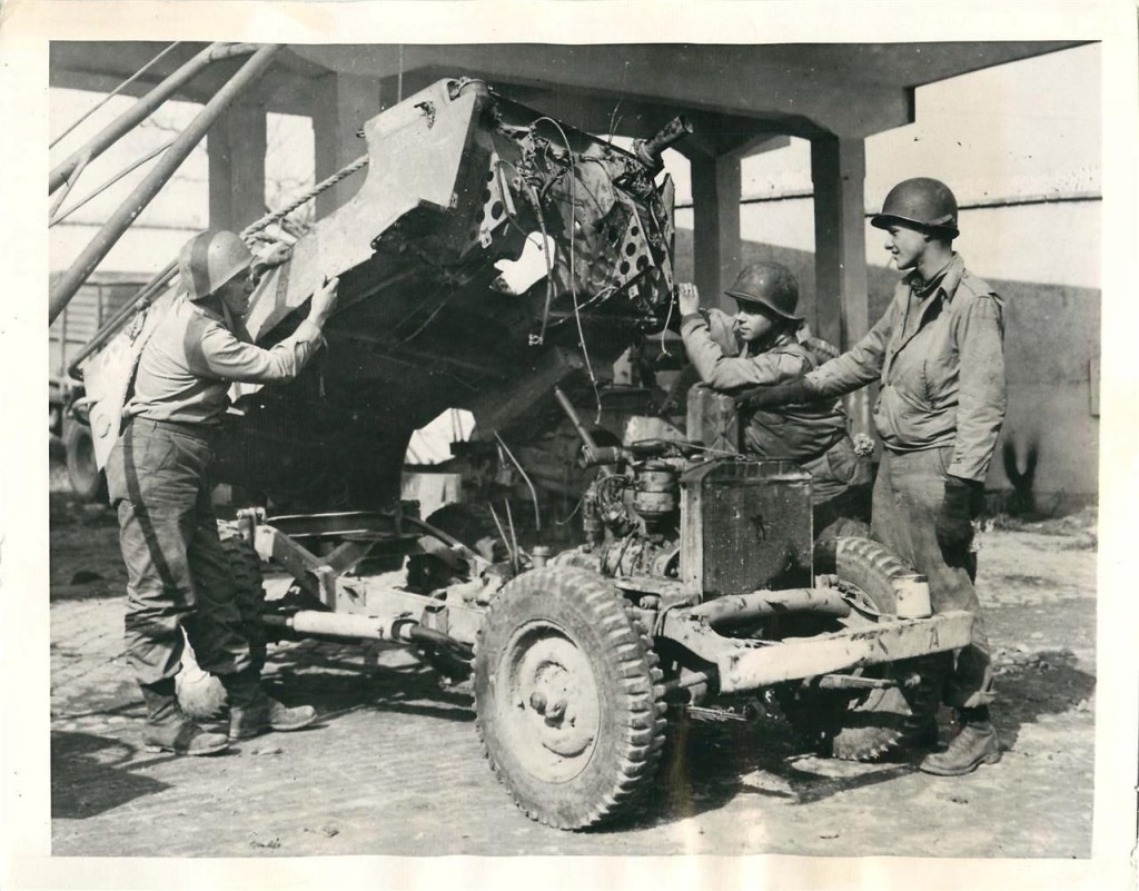 1944-03-03-italy-fixing-jeep1