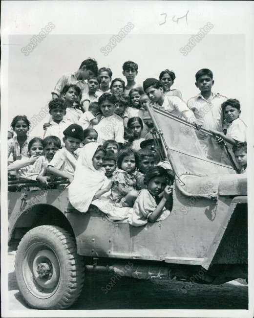 1947-09-18-karachi-kids-on-jeep1