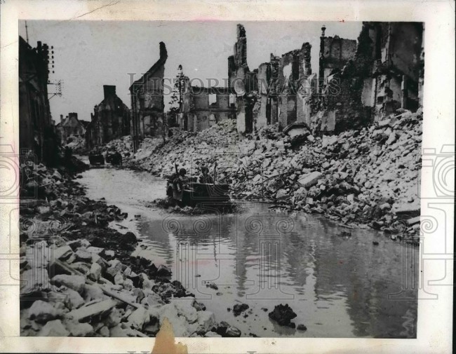 1944-06-30-france-jeep-flooded-jeep1