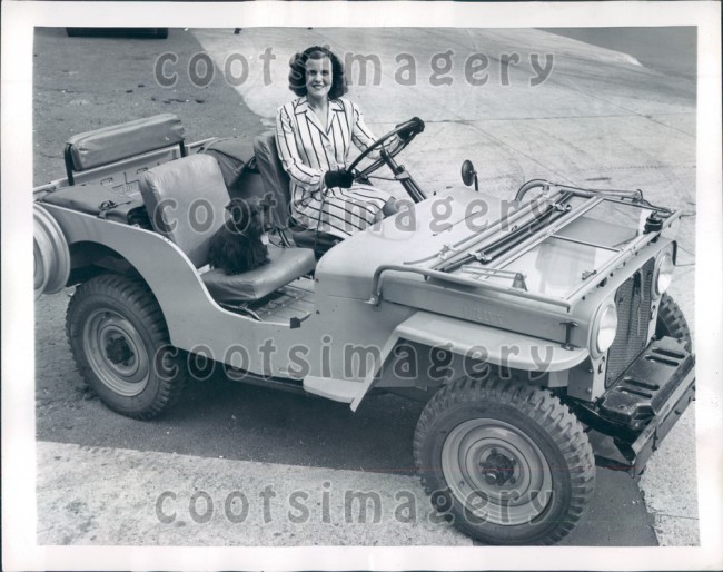 1945-08-30-woman-jeep-ny1