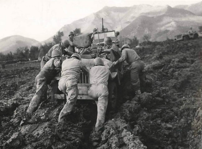 1944-01-10-italy-mud-jeep-soldiers1