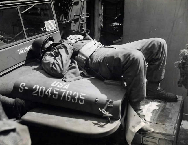 1944-07-14-soldiers-sleeping-on-jeep1