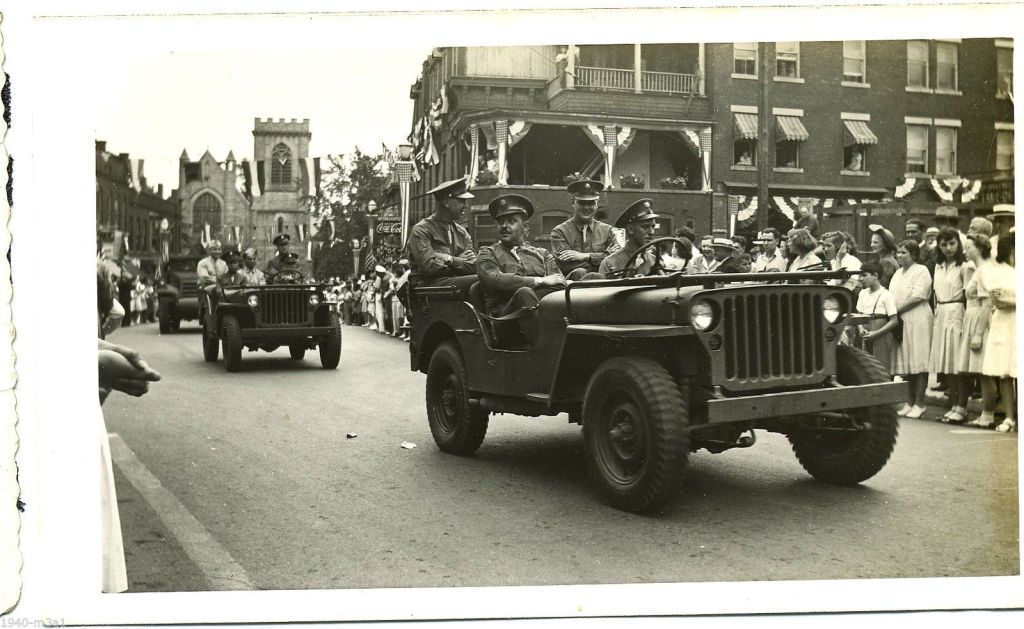 1940s-jeeps-in-a-parade