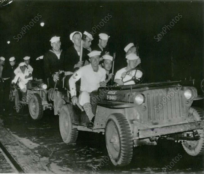 1943-photo-detroit-jeeps-riot1
