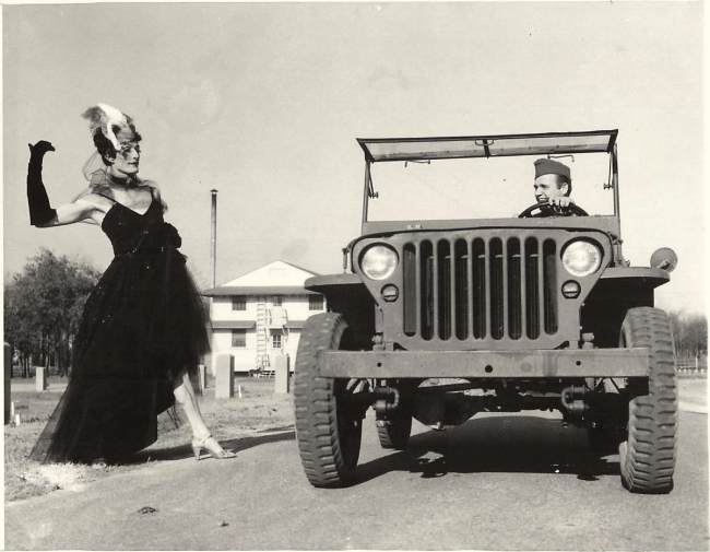 1942-11-24-jeep-man-dressed-as-woman2