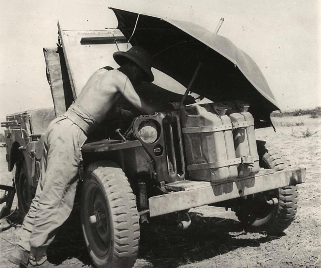 1943-08-08-british-soldier-umbrella-jeep1