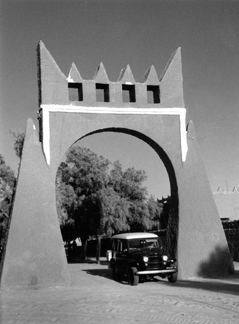 ALGERIA. In-Saleh. 1957. Main gate leading to the oasis.
