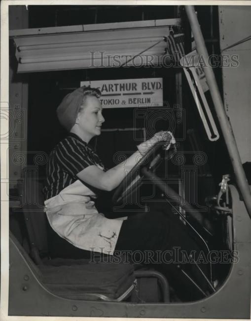 1943-07-08-richmond-woman-driving1