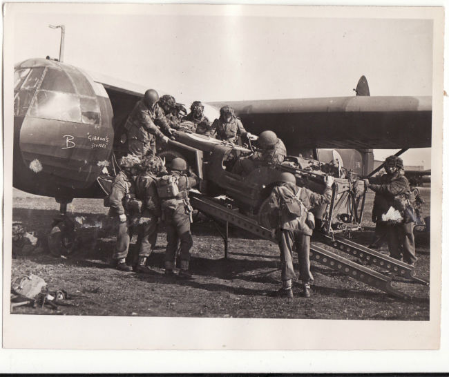 1943-loading-glider-photo1