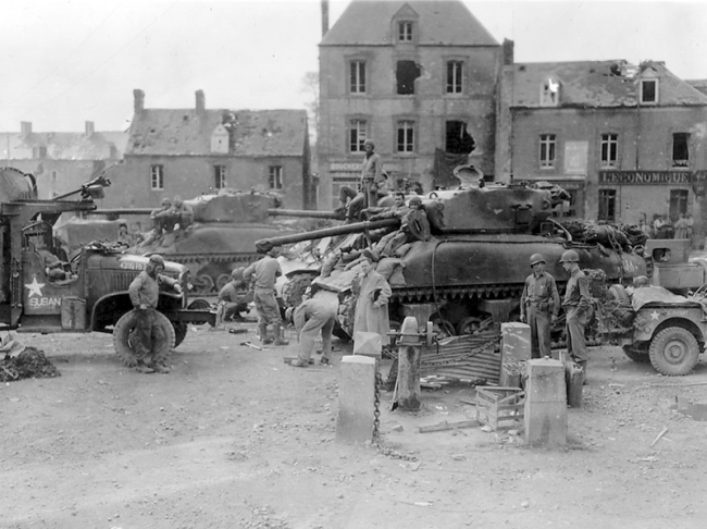 2AD-001-2-Sherman-M4A176W-of-2nd-Armored-Division-on-26-july-1944-in-St-Jean-de-Daye